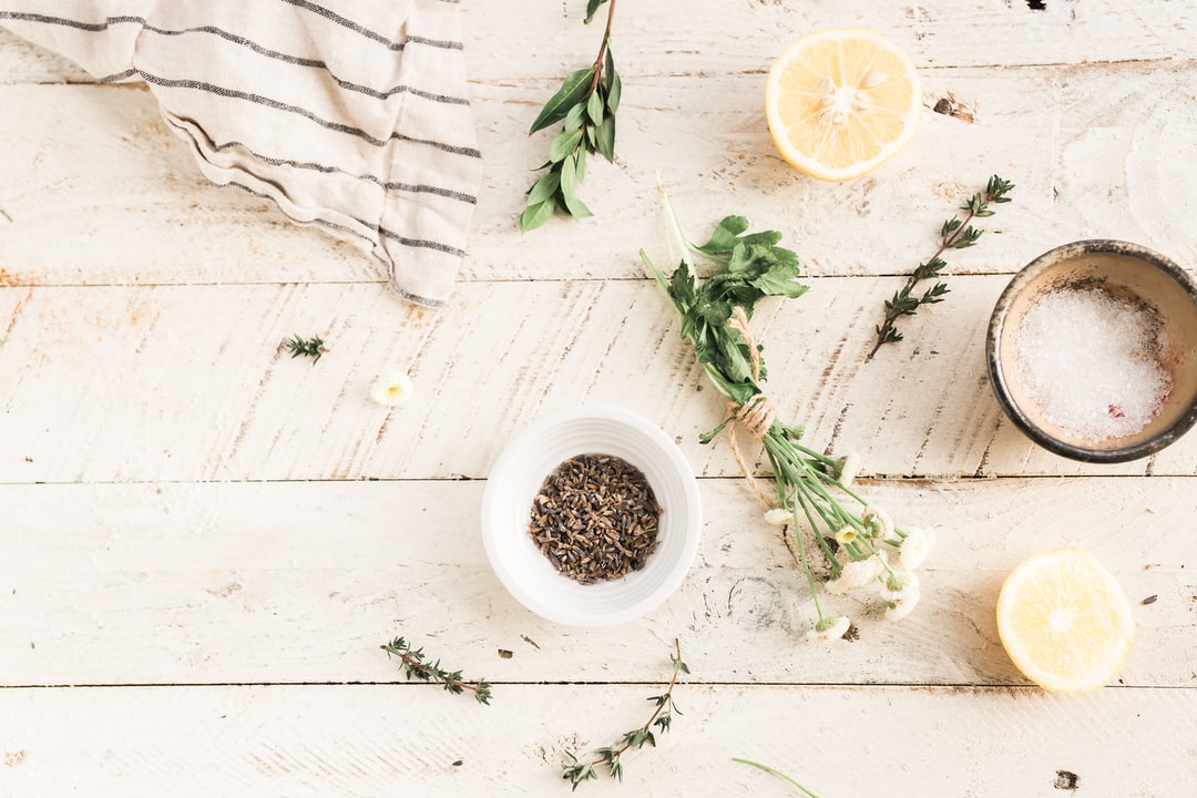 Ingredientes frescos y especias sobre mesa rústica blanca, estilo natural y orgánico
